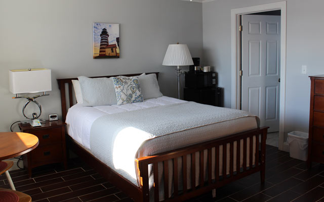 Motel Room with 1 Queen Bed